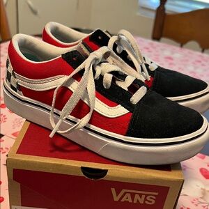 Comfycush Old Sko Kids Vans Red and Black Low-Top Sneakers
